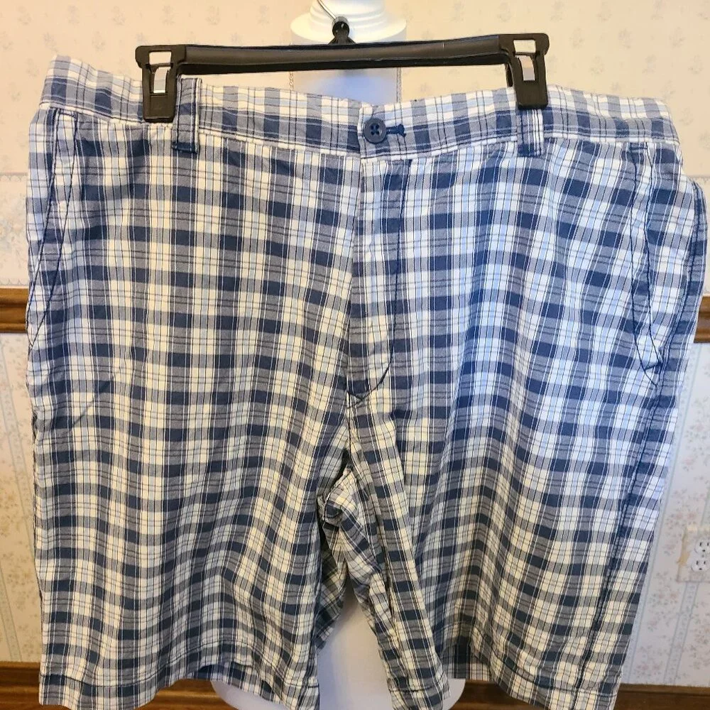 IZOD MEN'S CLASSIC COMFORT FIT- FLAT FRONT- BLUE /WHITE PLAID SHORTS- SIZE 36